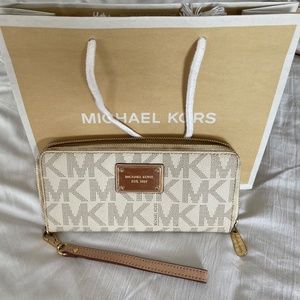 Michael Kors Signature "Jet Set", Zip Around Wallet, Vanilla," - PRE-OWNED